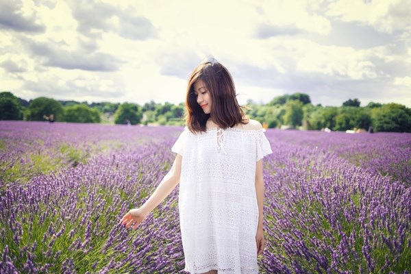 Ngắm vẻ yêu kiều của nữ thạc sĩ Việt giữa cánh đồng oải hương - 1
Thùy Dương giữa cánh đồng oải hương ngút ngàn.
