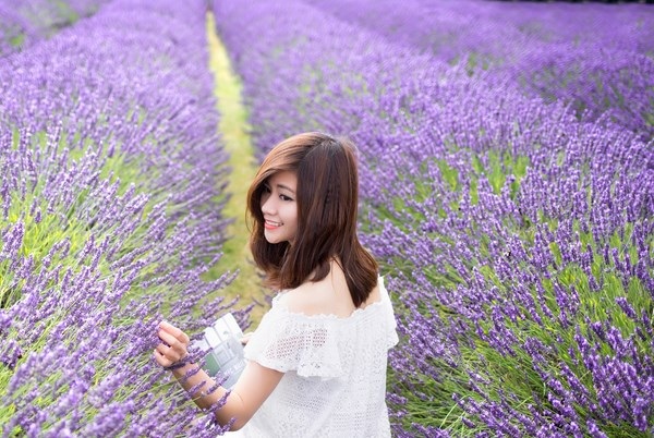Ngắm vẻ yêu kiều của nữ thạc sĩ Việt giữa cánh đồng oải hương - 7 Ngắm vẻ yêu kiều của nữ thạc sĩ Việt giữa cánh đồng oải hương - 7