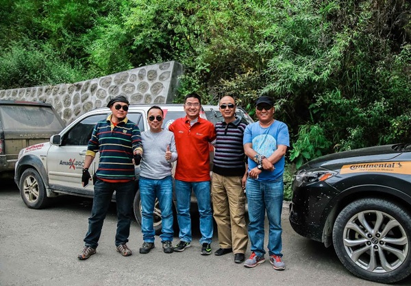 5 tài xế chính cưỡi 5 chiến mã là 5 kẻ chinh phục máu lửa nhất trong hành trình. Anh Hồ Hải (áo đỏ) là trưởng đoàn và lái chiếc Pajero Sport dẫn đoàn