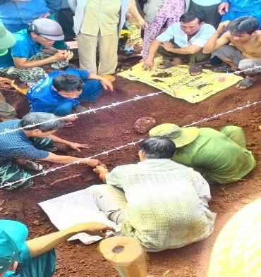 Đào hố trồng cây, phát hiện 3 bộ hài cốt - 1
Tiến hành khai quật 3 bộ hài cốt