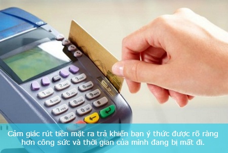 
Trả tiền mặt thay vì thẻ
