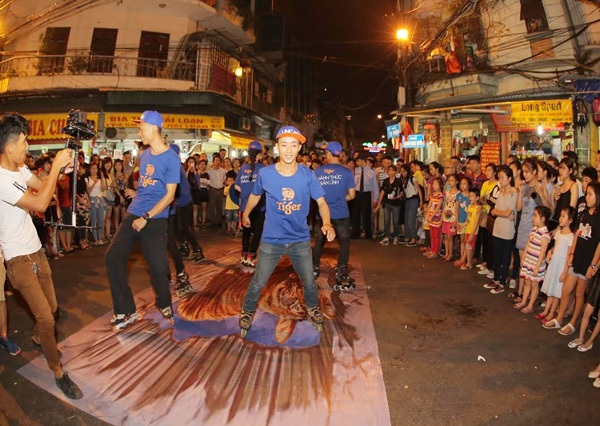 Những môn thể thao mới du nhập hút hồn giới trẻ Việt - 1 Một bạn trẻ thể hiện tài trượt patin trong sự kiện Đánh thức bản lĩnh tại Phố Cổ (Hà Nội).
