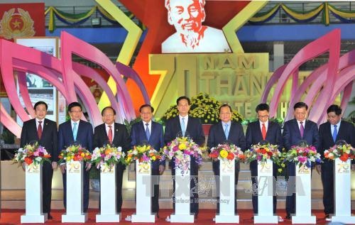 Thủ tướng dự Khai mạc Triển lãm Thành tựu Kinh tế - Xã hội - 1 Thủ tướng dự Khai mạc Triển lãm Thành tựu Kinh tế - Xã hội - 1