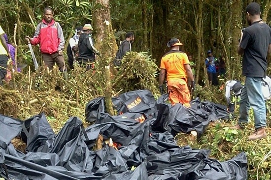 Tìm thấy các bao tiền tại hiện trường vụ rơi máy bay Indonesia - 10 Tìm thấy các bao tiền tại hiện trường vụ rơi máy bay Indonesia - 10