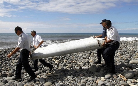 5 lý do để tin mảnh vỡ là của MH370 - 1 Một mảnh vỡ cánh máy bay được tìm thấy trên đảo Reunion của Pháp (Ảnh: AFP)