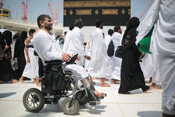 Mecca - thánh địa linh thiêng của người Hồi giáo - 19
Cuộc hành hương Hajj đòi hỏi các tín đồ phải có sức khỏe tốt và phải đi bộ nhiều. Do vậy, những người cao tuổi hoặc bị khuyết tật thường sử dụng xe lăn.