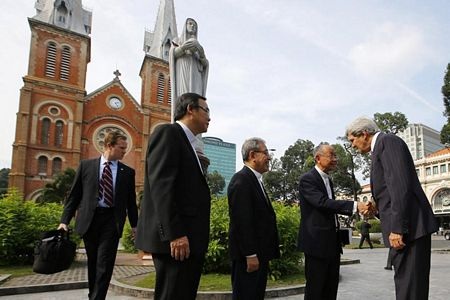 Chùm ảnh Ngoại trưởng Mỹ Kerry và tình cảm sâu đậm với Việt Nam - 4 Chùm ảnh Ngoại trưởng Mỹ Kerry và tình cảm sâu đậm với Việt Nam - 4