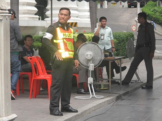 Đền Erawan vẫn hút du khách sau vụ đánh bom - 7 Đền Erawan vẫn hút du khách sau vụ đánh bom - 7