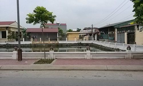 Thương nhớ làng xưa… - 5 Bộ 3 giếng cổ: Giếng Vuông tượng trưng cho đất mẹ nuôi dưỡng con người. Giếng nằm sát cổng làng, là giếng rộng nhất, đẹp nhất và vì nằm trước chùa Thiện Linh nên còn có tên nữa là giếng Chùa.