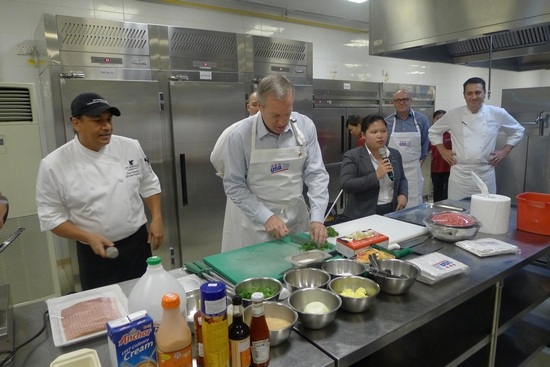 Đại sứ Mỹ vào bếp nấu ăn cùng học viên Việt - 3