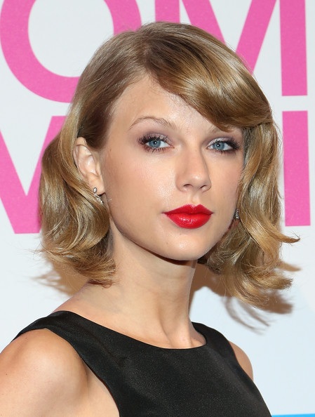 Những kiểu tóc đẹp nhất của Taylor Swift - 9 Thi thoảng cô có chút cách điệu bằng việc uốn lọn nhẹ khi đi dự tiệc.