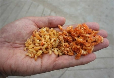 Phân biệt tôm khô tự nhiên và tôm tẩm hóa chất - 2 Tôm khô tự nhiên màu kém bắt mắt hơn (Ảnh: Internet)
