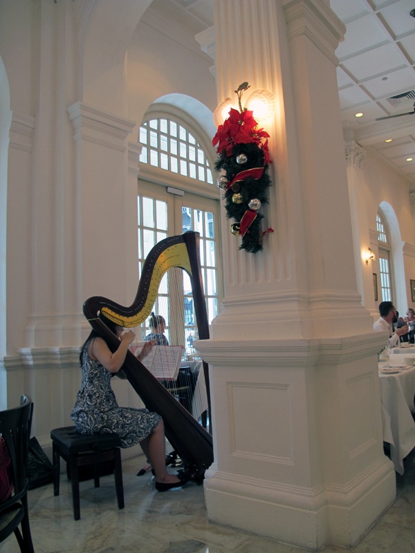 Chi tiền triệu để uống trà! - 2
Dịp Giáng sinh, các quán trà trang hoàng theo phong cách Giáng sinh ấm áp, thực khách có thể vừa thưởng thức trà vừa nghe nhạc sống, thả mình theo các giai điệu du dương là cách tuyệt vời để giảm stress