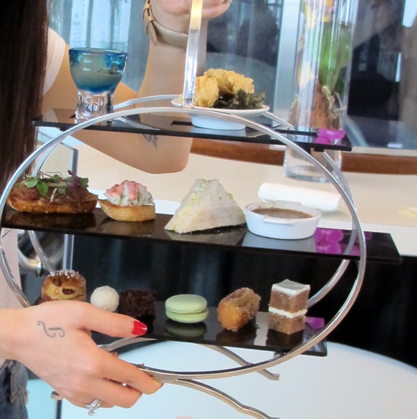 Chi tiền triệu để uống trà! - 10
Bạn sẽ phải chi ra gần 100 đô la Singapore cho khay đồ ăn kèm bình trà này, đây là đơn giá cho 1 người mà thôi!