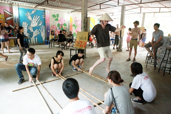 
Các bạn trẻ nước ngoài thích thú chơi nhảy sạp
