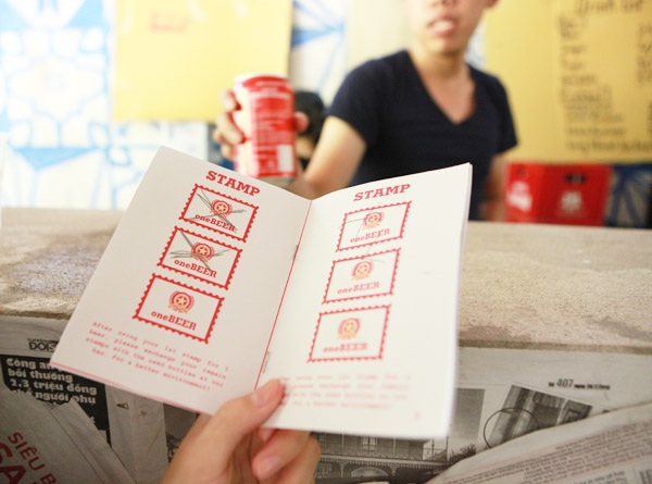 
Khi dùng “sổ gạo” để đổi lấy đồ ăn, uống, người bán hàng dùng bút để đánh dấu vào “tem phiếu” ở bên trong sổ.
