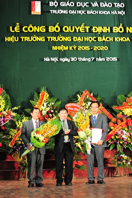 PGS.TS Hoàng Minh Sơn được bổ nhiệm làm hiệu trưởng trường ĐH Bách khoa HN - 1 Thứ trưởng Bộ GD-ĐT Bùi Văn Ga (đứng giữa) thay mặt Bộ GD-ĐT trao Quyết định bổ nhiệm Hiệu trưởng trường ĐH Bách khoa Hà Nội tới ông Hoàng Minh Sơn (ngoài cùng bên phải)