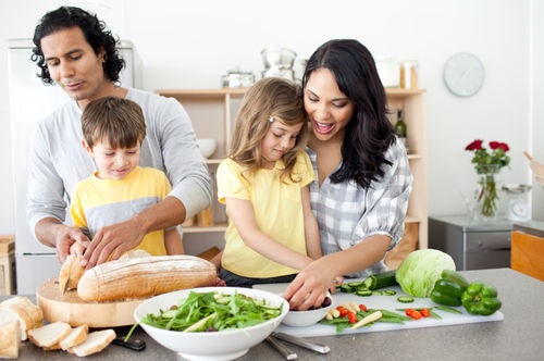 Lợi ích tuyệt vời khi cho trẻ vào bếp cùng mẹ - 1 Trẻ nhỏ sẽ cảm thấy vui và tự hào khi được tham gia đạo diễn các món ăn ngon lành cho cả nhà (Ảnh: Internet)