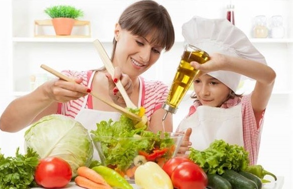 Lợi ích tuyệt vời khi cho trẻ vào bếp cùng mẹ - 2 Trẻ nhỏ sẽ học được tính tự lập khi cùng cha mẹ vào bếp (Ảnh: Internet)