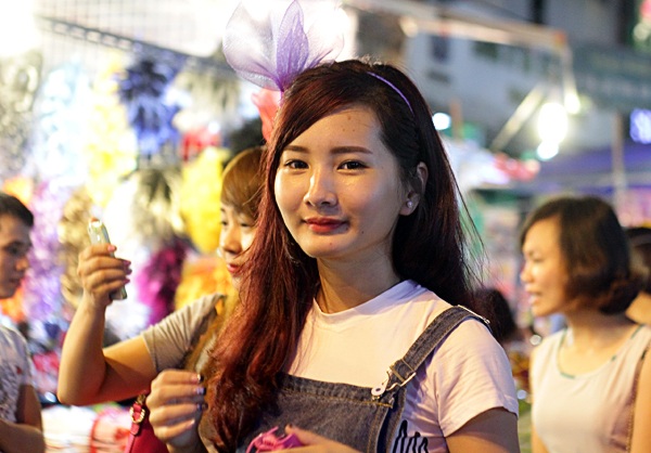Teen nữ Hà thành hóa trang chơi Trung thu sớm - 3
Chỉ với một chiếc bờm đính cánh bướm đơn giản, cô gái này đã trở nên nổ bật giữa phố Trung thu