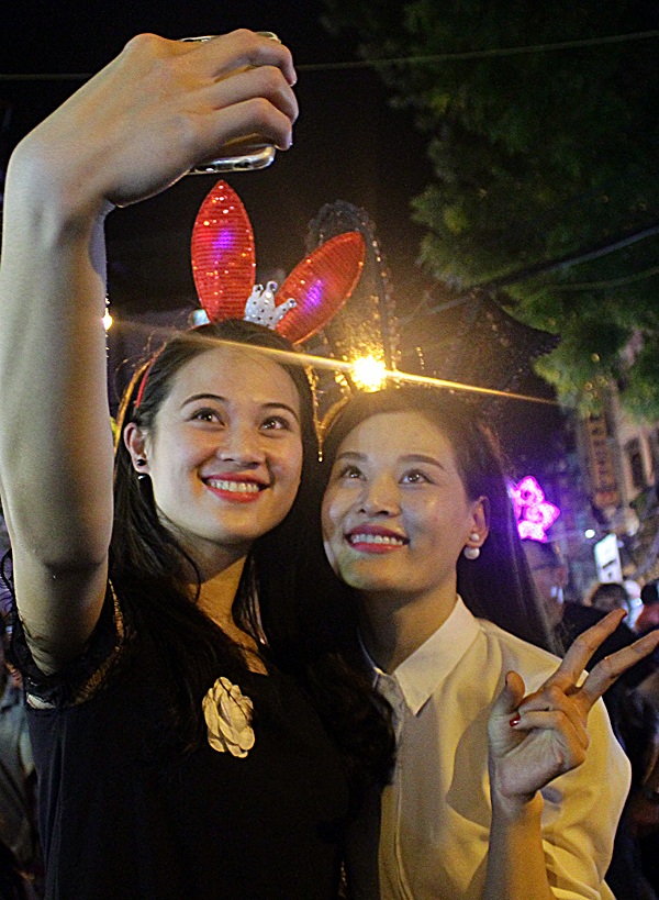 Teen nữ Hà thành hóa trang chơi Trung thu sớm - 4 Các bạn trẻ không quên ghi lại cho mình những hình ảnh đáng yêu khi đeo những món phụ kiện hóa trang.