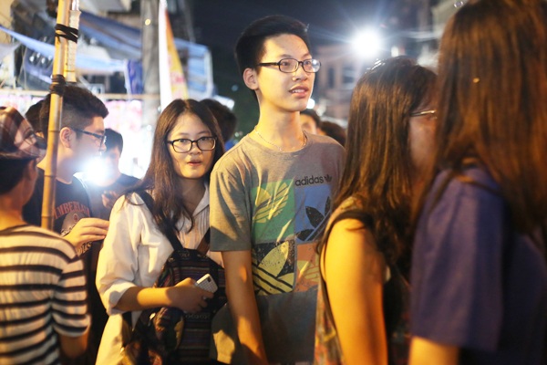 
Những cặp đôi trẻ dành thời gian ngày cuối tuần để hòa mình vào lễ hội Trung thu cũng cảm thấy giảm bớt sự hứng khởi, vui vẻ ban đầu khi gặp cảnh tắc đường, chen lấn.
