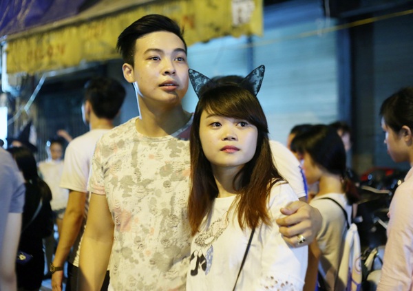 Giới trẻ “mướt mồ hôi” chen chân chơi Trung thu - 8