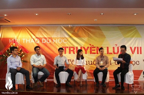 500 bạn trẻ tham dự hội thảo du học "Truyền lửa" - 5 Anh Nguyễn Hữu Phước Nguyên (thứ hai từ phải qua trái)- người sáng lập ra Chương trình hội thảo Truyền lửa chia sẻ: Muốn đóng một con tàu đừng bắt đầu từ những mảnh gỗ mà bắt đầu từ đam mê khám phá đại dương.