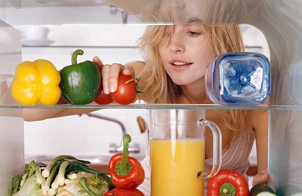 Mẹo làm sạch và khử mùi hôi của tủ lạnh - 1 Tủ lạnh hoạt động 24/24 giờ trong ngày, do đó cần thường xuyên vệ sinh và khử mùi hôi của tủ (Ảnh: Internet)