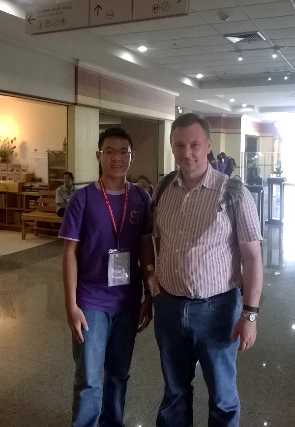 Chàng trai Việt tài năng bên giáo sư Vladimir Voevodsky (Huy chương Toán học Fields năm 2002) tại Trại Khoa học Châu Á ASC 2015 ở Thái Lan.