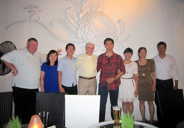 Hoàng Minh Tuệ (thứ 3 từ trái sang) trong buổi giao lưu cựu học sinh ASSIST tháng 10/2014.