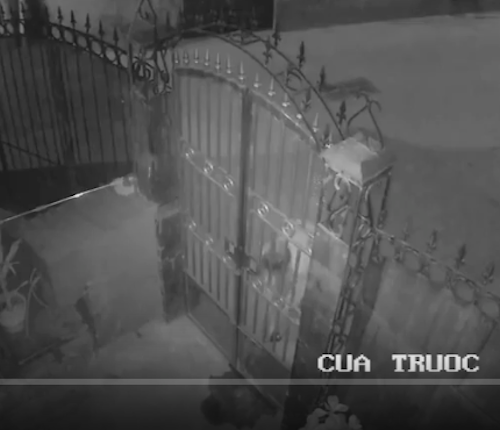 Hà Nội: Camera bắt quả tang hung thủ đổ xăng đốt nhà tổ trưởng tổ dân phố trong đêm - 1
Camera bắt quả tang hung thủ đang tưới xăng đốt nhà tổ trưởng tổ dân phố.