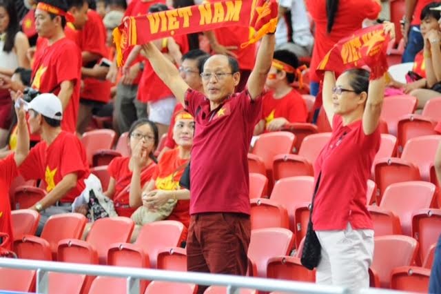 Hai cổ động viên lớn tuổi ủng hộ U23 Việt Nam hết mình Hai cổ động viên lớn tuổi ủng hộ U23 Việt Nam hết mình