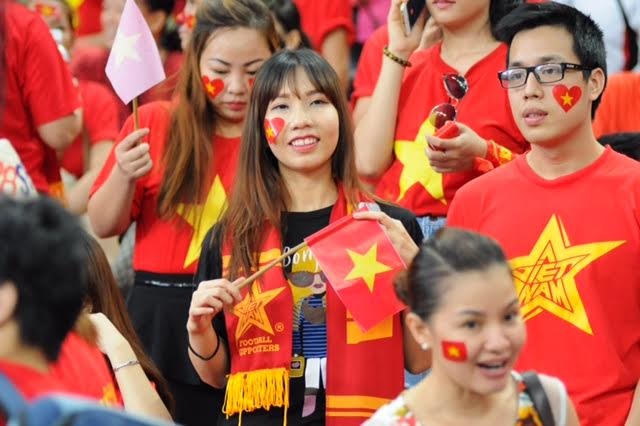 Các cổ động viên Việt Nam vui vẻ trên khán đài, dường như thất bại trước U23 Myanmar đã lùi vào dĩ vãng Các cổ động viên Việt Nam vui vẻ trên khán đài, dường như thất bại trước U23 Myanmar đã lùi vào dĩ vãng