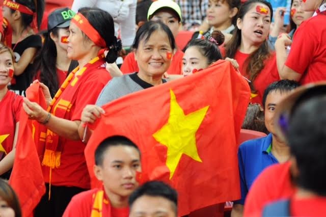 Một số cổ động viên nữ lớn tuổi cũng đến cổ vũ cho U23 Việt Nam Một số cổ động viên nữ lớn tuổi cũng đến cổ vũ cho U23 Việt Nam