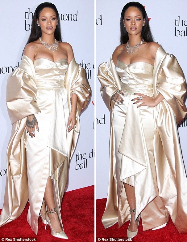Rihanna gợi cảm với “vòng một” căng đầy - 8 Rihanna gợi cảm với “vòng một” căng đầy - 8