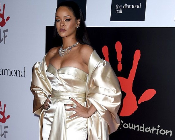 Rihanna gợi cảm với “vòng một” căng đầy - 9
Nữ ca sĩ nổi tiếng chia sẻ, cô rất hạnh phúc khi được tham gia và góp sức trong một sự kiện từ thiện nhiều ý nghĩa như thế này. Rihanna muốn dùng sự ảnh hưởng của mình để kêu gọi mọi người quan tâm tới các hoạt động xã hội, từ thiện ý nghĩa trên thế giới. Sự kiện này đã thu về 3 triệu USD cho các hoạt động phát triển y tế, giáo dục, văn hóa và nghệ thuật.