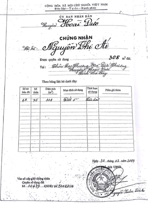 Hà Nội: Bí ẩn cuốn sổ đỏ trên mảnh đất “ma” tại huyện Hoài Đức - 2
Sau khi mua thửa đất số 75, bà Ái làm thủ tục sang tên được UBND huyện Hoài Đức cấp sổ đỏ do ông Nguyễn Xuân Lĩnh - Chủ tịch UBND huyện ký.