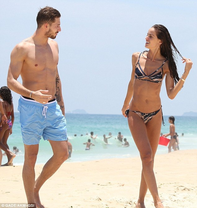Thiên thần Victoria's Secret tình tứ bên phi công trẻ - 3
Kevin Trapp kém bạn gái gợi cảm tới 6 tuổi nhưng trông họ vẫn rất đẹp đôi