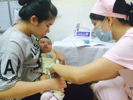 
Tiêm vắc xin dịch vụ cho trẻ. Ảnh: H.Hải
