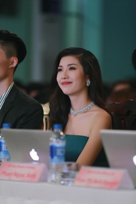 Á hậu quốc tế Thúy Vân khoe vai trần nuột nà - 8