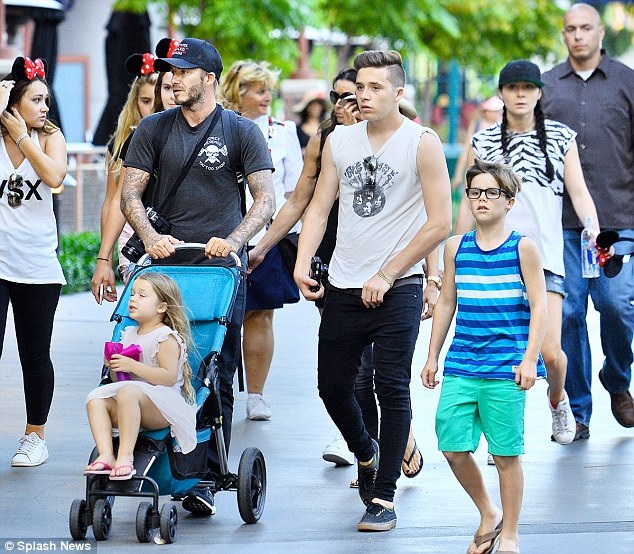 Hình ảnh hạnh phúc của gia đình Beckham - 2