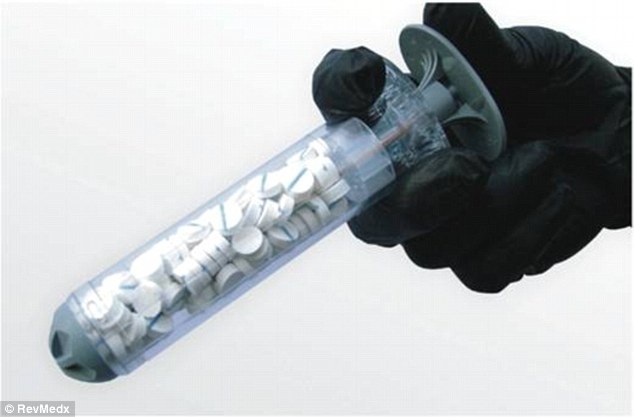 Vật liệu mới giúp cầm máu vết thương trong 15 giây - 1 Thiết bị có tên XStat Rapid Homeostasis System, do công ti RevMedx phát triển. Những “viên thấm hút” được tiêm vết thương để cầm máu, và sau đó sẽ được lấy ra một cách an toàn khi nạn nhân được đưa đến bệnh viện