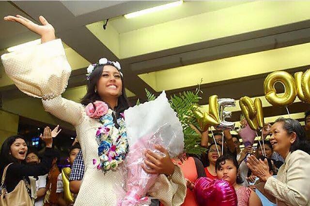 
Á hậu 2 Maria Harfanti được chào đón nồng nhiệt tại quê nhà Indonesia.
