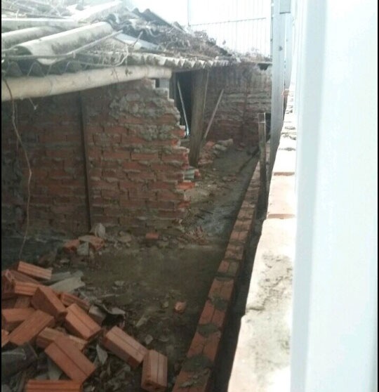 Công trình vi phạm “ngó lơ” quyết định cưỡng chế của phường Xuân La - 3 Công trình vi phạm có dấu hiệu tiếp tục được chủ đầu tư mở rộng.