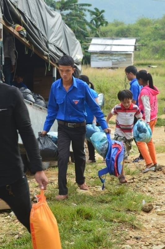 Chàng trai trẻ bắt đất nghèo nở hoa - 2
Khoa có mặt trong nhiều hoạt động tình nguyện