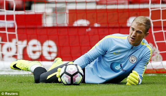 Stoke 1-4 Man City: Chiến thắng giòn giã - 7
Thủ thành Joe Hart khởi động trước trận đấu gặp Stoke...