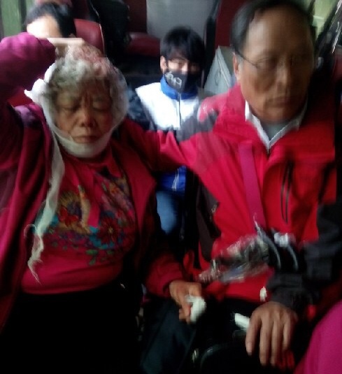 Hai ô tô tông nhau trên đường lên Sa Pa, 1 người chết, 4 người trọng thương - 4
Một hành khách bị thương được tài xế Quân chở đi cấp cứu.