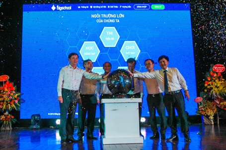 Thầy giáo tuổi 60 ra mắt dự án "startup" Bigchool.vn - 1 Các đại biểu cùng bấm nút ra mắt sản phẩm Bigschool.