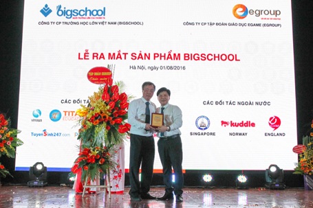 Thầy giáo tuổi 60 ra mắt dự án "startup" Bigchool.vn - 2 Ông Nguyễn Ngọc Thủy - Chủ tịch HĐQT, Tổng Giám đốc Egroup nhận kỷ niệm chương lưu niệm từ ông Lê Thống Nhất - Tổng Giám đốc Công ty CP Trường học lớn Việt Nam.